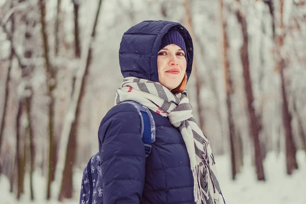 Zimą Dziewczyna Lesie Snowy — Zdjęcie stockowe