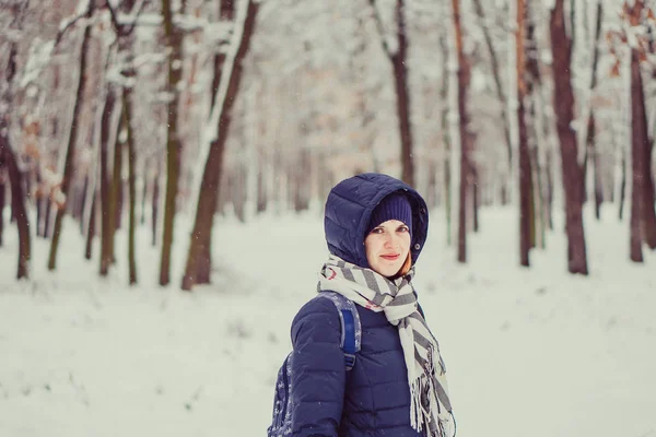 Téli Lány Havas Erdőben — Stock Fotó