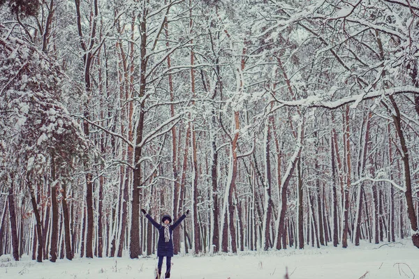 Téli Lány Havas Erdőben — Stock Fotó
