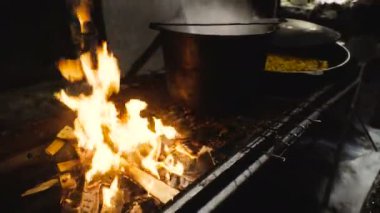 Ateşte yemek pişirmek.