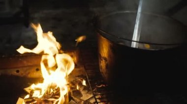 Ateşte yemek pişirmek.