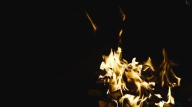 Ateşte yemek pişirmek.