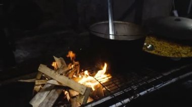 Ateşte yemek pişirmek.