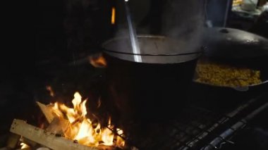 Ateşte yemek pişirmek.