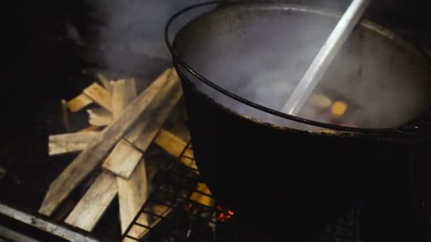 불위에서 요리하는 — 비디오