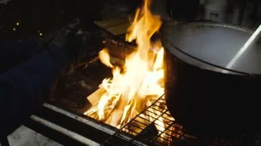 İnsanlar ateşin yanında güneşlenmek