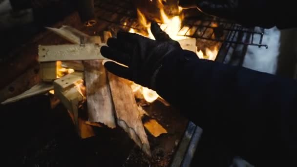 Les Gens Prélassent Près Feu — Video