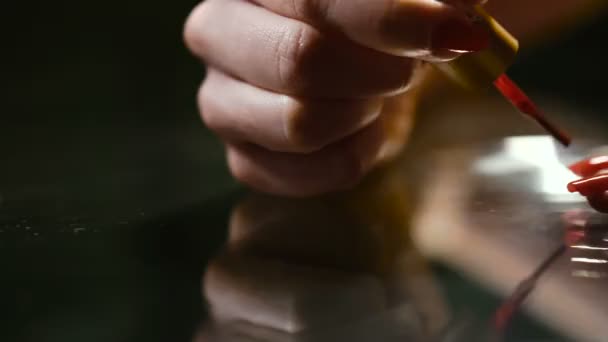 Γυναικείο Χέρι Βάφει Νύχια Κόκκινη Λάκα Βίντεο Καρέ — Αρχείο Βίντεο