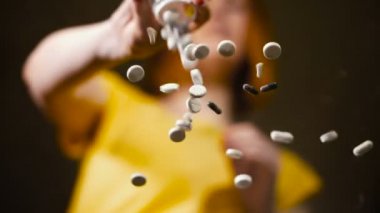 Tıp. Kız tıp hapları seçer. 4 k video 25 kare