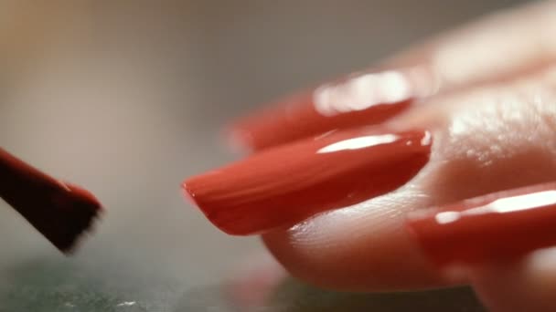 Mão Feminina Pinta Pregos Com Laca Vermelha Vídeo Quadros — Vídeo de Stock