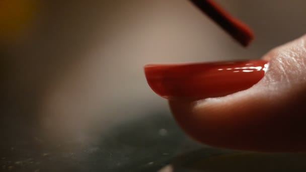 女性手用红色漆画钉子 视频25帧 — 图库视频影像