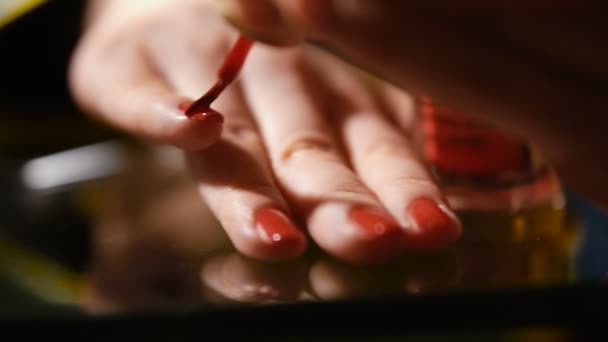 Mão Feminina Pinta Pregos Com Laca Vermelha Vídeo Quadros — Vídeo de Stock