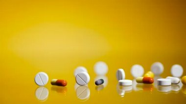 Tıbbi hapları bir termometre ve bir bardak su ile. 4 k video 25 kare