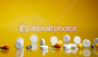 Tıbbi hapları bir termometre ve bir bardak su ile. Video 25 kare