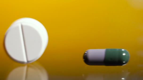 Pilules Médicales Avec Thermomètre Verre Eau Vidéo Images — Video
