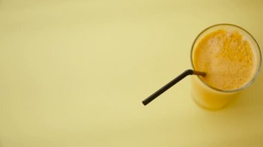 Portakal suyu. Sarı bir tabloda portakal suyu bir bardak