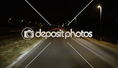 Gece parça. Gece yolda araba gider.