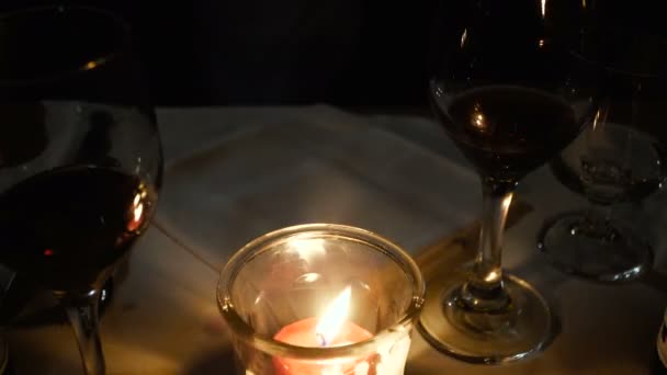 Φωτιζόμενα Κεριά Και Δύο Ποτήρια Κρασί — Αρχείο Βίντεο