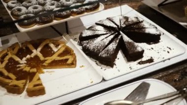 Kek bir tabağa dilimlenmiş