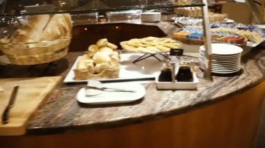 Açık büfe. Çeşitli gıda ve kaplamalar kümesi içeren tablo.