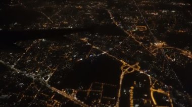 Gece şehir. Uçaktaki göster