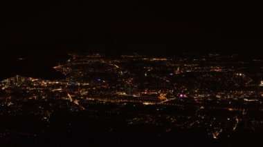 Gece şehir. Uçaktaki göster