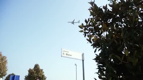 Avião Voa Contra Inscrição Rua Italiana — Vídeo de Stock