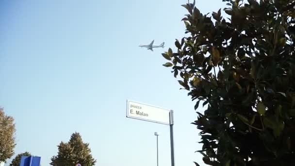 Avion Vole Contre Inscription Rue Italienne — Video