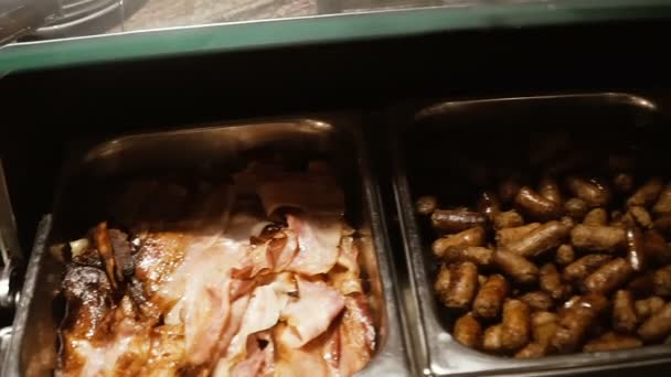 炒培根和香肠在桌子上 — 图库视频影像
