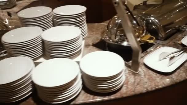 Πρωινός Μπουφές Τραπέζι Διάφορα Τρόφιμα Και Πιάτα Για Ένα Σύνολο — Αρχείο Βίντεο