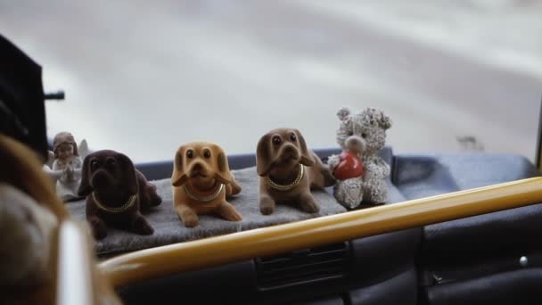 Oyuncak Köpek Kafasını Sallayarak Arabada — Stok video