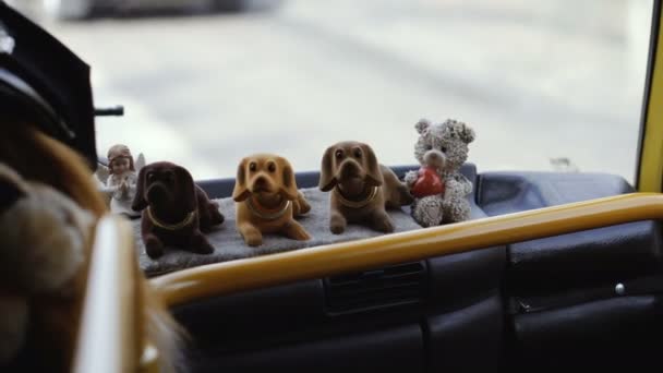 Speelgoed Hond Auto Zijn Hoofd Zwaaien — Stockvideo