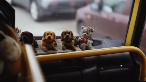 Mainan Anjing Dalam Mobil Melambaikan Kepalanya — Stok Video