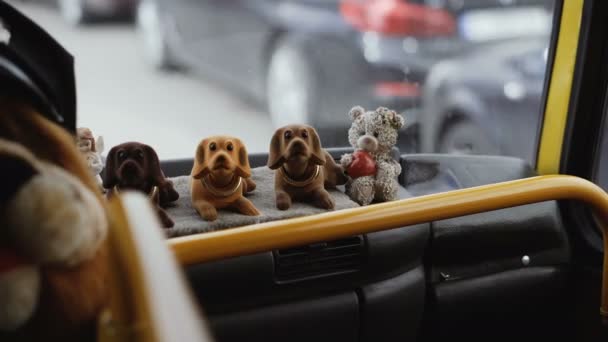 Cão Brinquedo Carro Acenando Com Cabeça — Vídeo de Stock