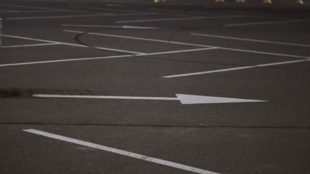 Kundvagn Står Bilparkering — Stockvideo