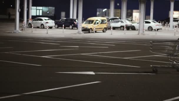 Kundvagn Står Bilparkering — Stockvideo