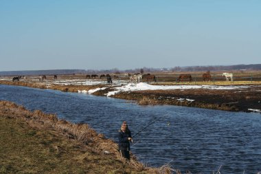 Kiev, Ukrayna - 17 Şubat 2019. Bir çocuk bir nehirde balıklar.