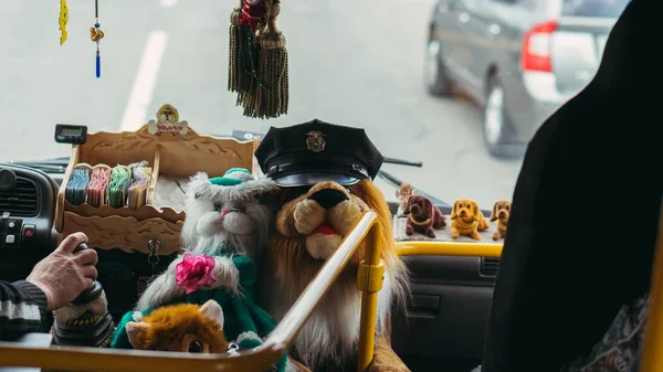 Игрушечный пёс в машине машет головой — стоковое фото