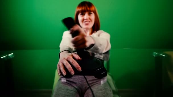 Das Mädchen Spielt Computerspiele Steuerknüppel Grüner Hintergrund — Stockvideo
