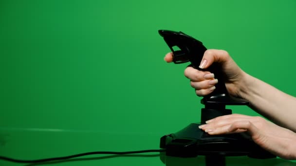 这个女孩在操纵杆上玩电脑游戏 绿色背景 — 图库视频影像