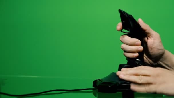 ジョイスティック付きのコンピュータゲーム 緑の背景 — ストック動画