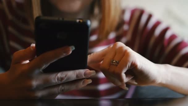 Telemóvel Menina Olha Para Telefones Celulares — Vídeo de Stock