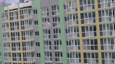 Plastik bir torba rüzgar nedeniyle yükselir