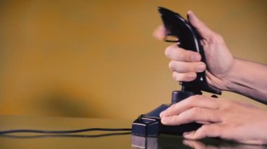 Joystick ile bilgisayar oyunları. Sarı arka plan