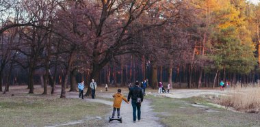 Kiev, Ukrayna - 30 Mart 2019. İnsanlar ormanda yürüyor.