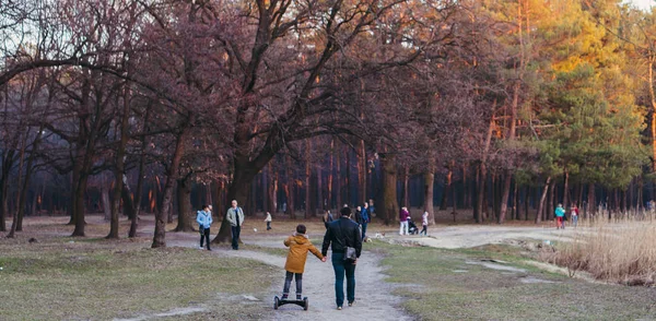 キエフ, ウクライナ - 2019年3月30日.人々は森の中を歩いている — ストック写真