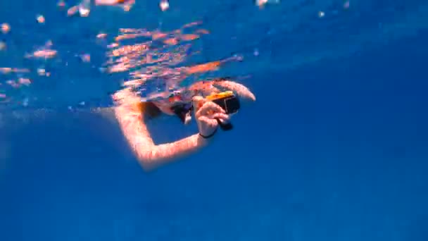 Snorkeling Menina Com Uma Câmera Ação Flutua Mar Atira Uma — Vídeo de Stock