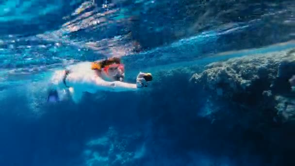 浮潜女孩与动作相机漂浮在海里 并拍摄摄像机 — 图库视频影像