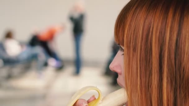 Банан Девушка Ест Банан Общественном Месте — стоковое видео