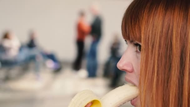 Banana Una Chica Come Plátano Lugar Público — Vídeos de Stock